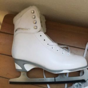 Women’s ice skates
